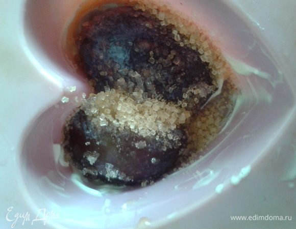 Силиконовые формочки в виде сердечек смазать сливочным маслом. На дно положить сливы (у меня замороженные) и сверху присыпать коричневым сахаром. Выложить тесто на сливы и выпекать в духовке минут 25 при температуре 180 С