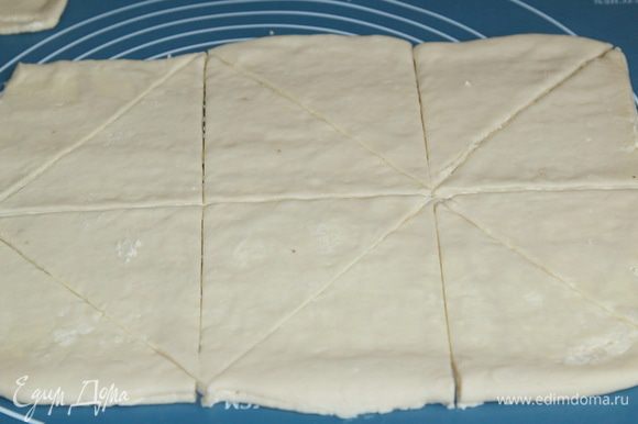 Раскатываем тесто в пласт толщиной 4-5 мм, нарезаем на треугольники.