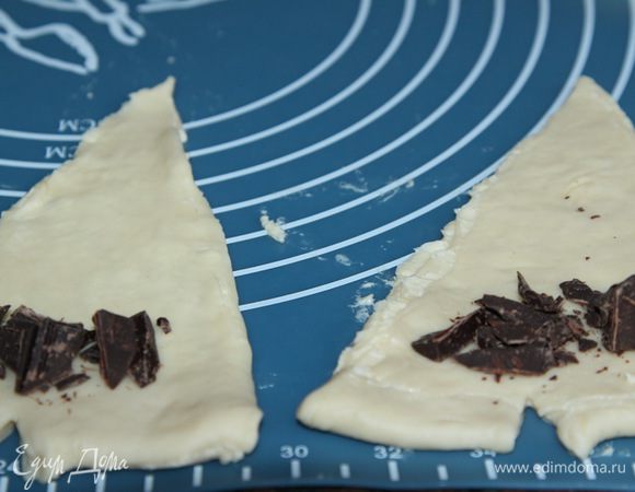 Каждый треугольник надрезаем со стороны широкого основания и выкладываем начинку.