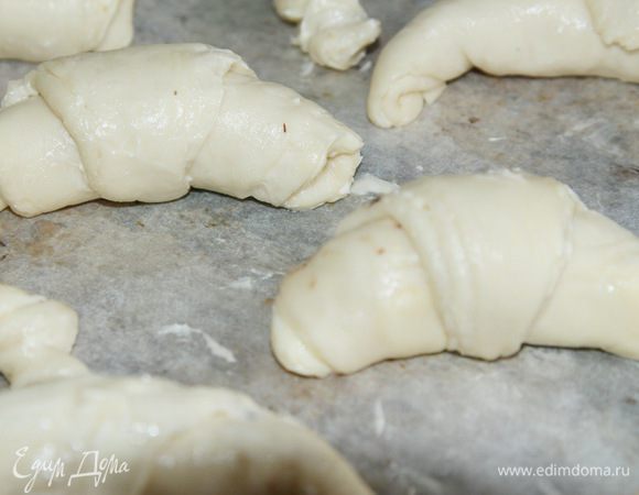 Сворачиваем в рогалик и выкладываем на противень с пергаментом. Оставляем на расстойку на 1 час.