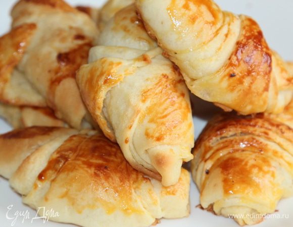 Духовка разогрета до 220 градусов, отправляем наши круассаны выпекаться на 5 минут. Затем понижаем температуру до 190 градусов и выпекаем еще 15 минут до румяной корочки. Вынимаем из духовки, остужаем до теплого. Вот такие красивые, легкие, пушистые, ароматные круассанчики. Ну чем не романтическое начало выходного дня?