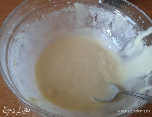 Продолжая взбивать на малых оборотах, добавляем муку, соль и в последнюю очередь погасить соду.