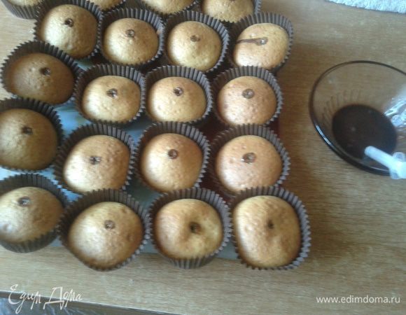 Шприцем вводим сгущенку и посыпаем сахарной пудрой.                                             Приятного аппетита!