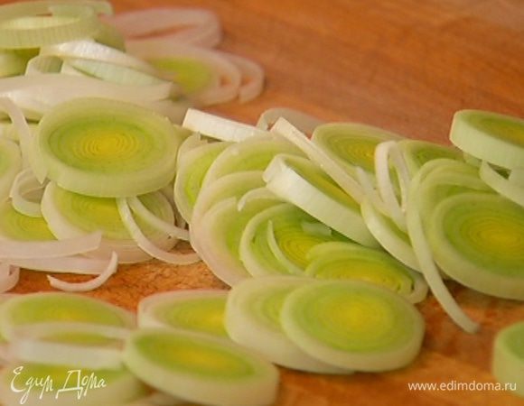 Светлую часть лука-порея нарезать кольцами.