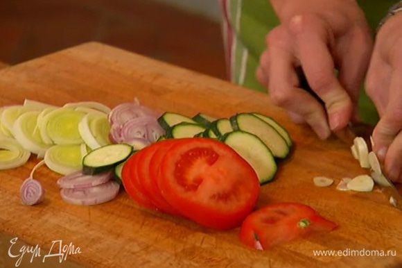 Цукини и помидор нарезать кружками.