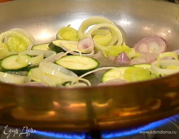 Разогреть в глубокой сковороде 1 ст. ложку оливкового масла и обжарить весь лук и цукини.