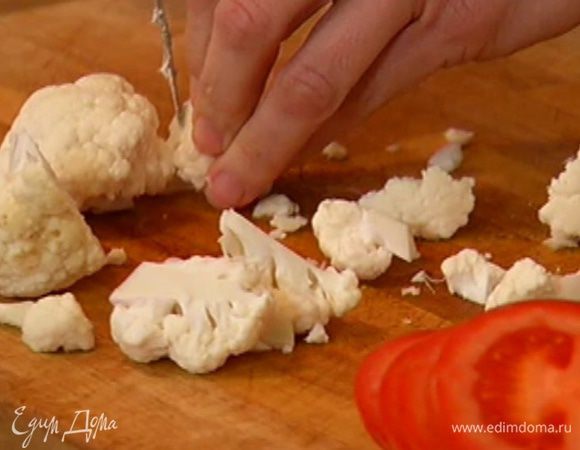 Цветную капусту разобрать на соцветия и нарезать небольшими кусочками.
