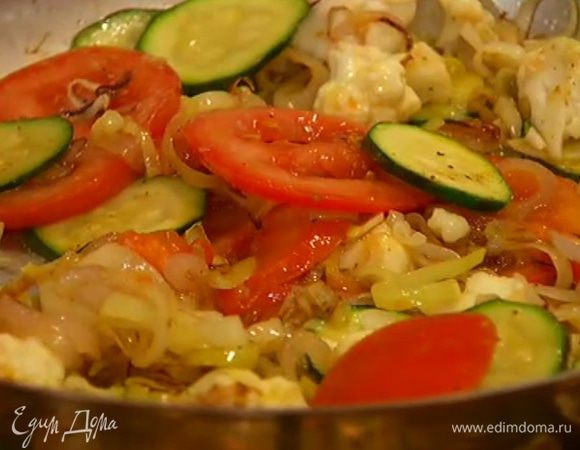 В сковороду с цукини и луком выложить цветную капусту, помидор и чеснок, перемешать, посолить, поперчить, добавить пудру карри и сахар, перемешать, обжаривать еще буквально минуту, затем снять с огня.