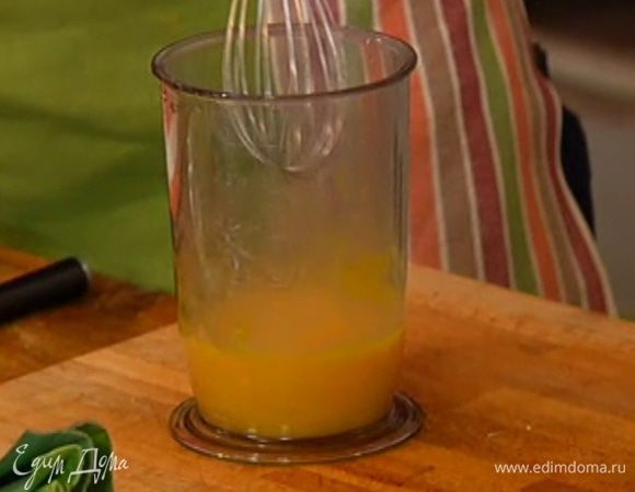 Яйца слегка взбить миксером.