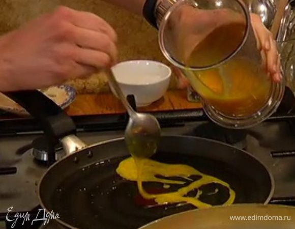 В отдельной сковороде разогреть оставшееся оливковое масло, ложкой вылить яичную массу на сковороду произвольными узорами и довести до готовности.