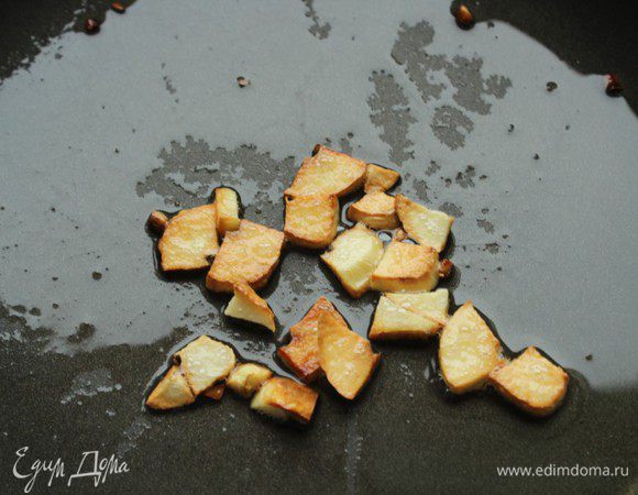 Зубчик чеснока порубить, обжарить на оливковом масле до золотистого цвета.