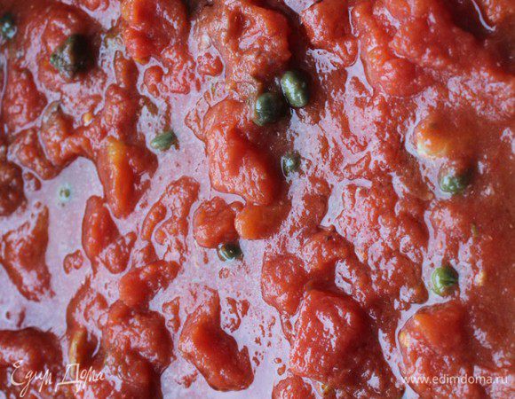 Добавить рубленные помидоры вместе с соком. Довести до кипения и тушить 8 минут на слабом огне под крышкой.