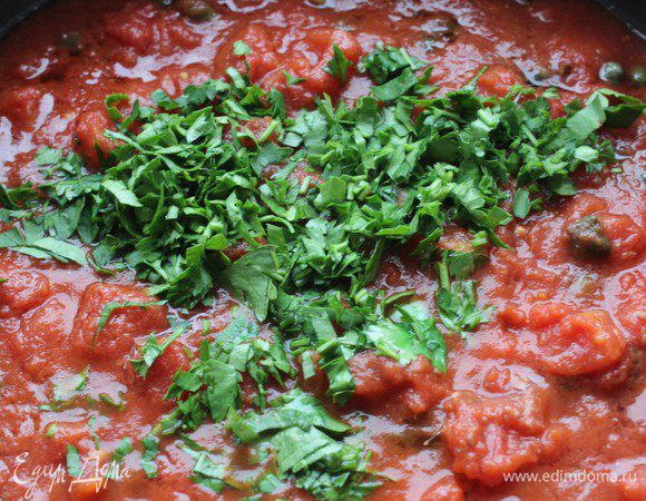 В самом конце добавить рубленную петрушку. Соус не солить!!! Соли достаточно в каперсах и анчоусах.