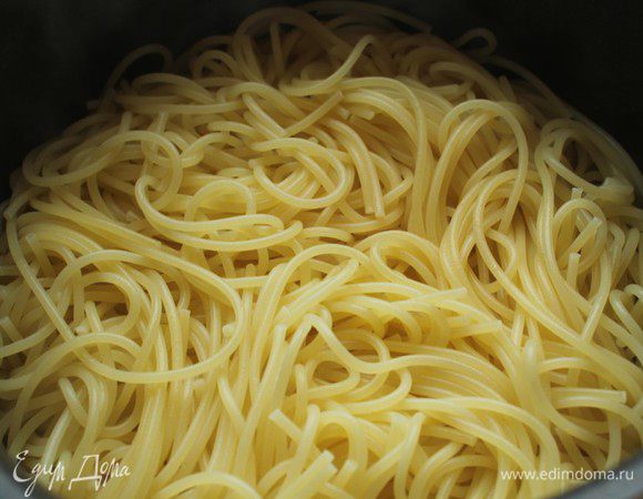 Сварить спагетти аль денте, воду слить.