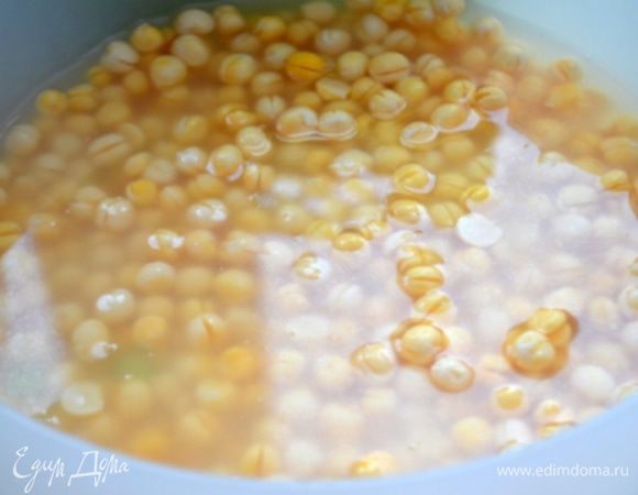 Первым делом, с вечера мы должны замочить горох в холодной воде. Он разбухнет за ночь и станет мягче! 