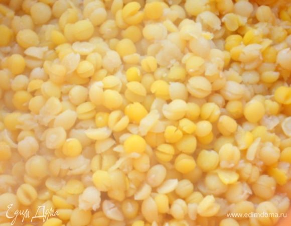 На утро горох заранее отварить. Сперва мы сливаем остатки "ночной" воды, заливаем новой, то есть воды должна быть выше гороха примерно на 3 см. Довести до кипения и варить примерно 20-30 минут, горох должен развариться и стать мягким.