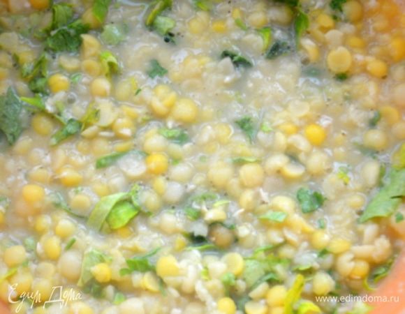 С остывшего гороха слить воду, немного пюрировать толкушкой или блендером. Полностью измельчать не надо, у гороха должна остаться структура. Добавляем мелконарубленную петрушку и чеснок, продавленный через пресс. Солим и перчим. 