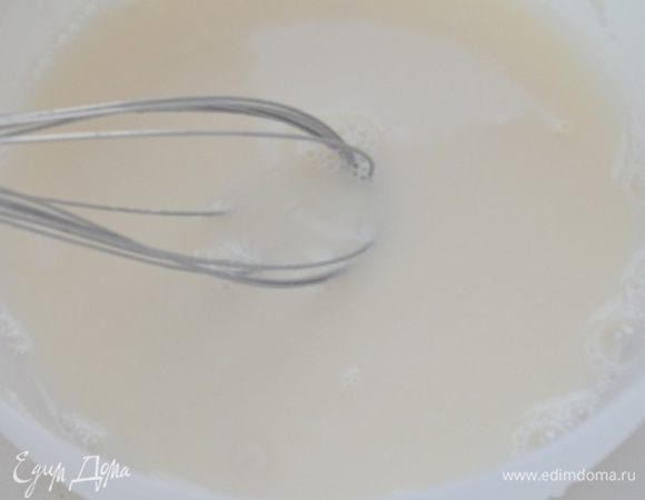 В теплой воде смешать дрожжи, 2 ст ложки муки без верха и сахар, дать им "ожить" примерно 10 минут. 