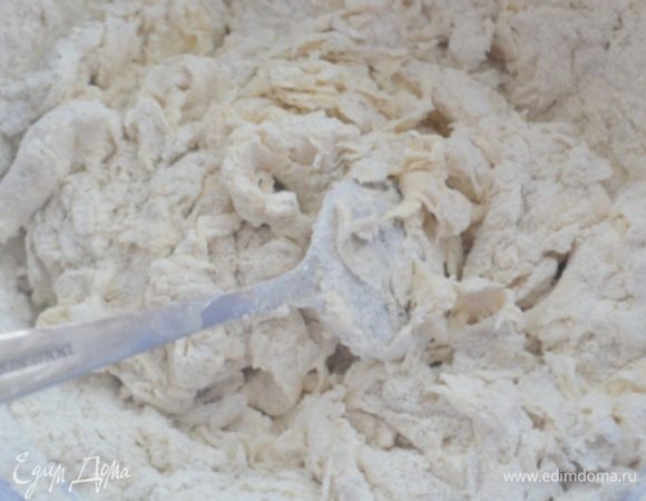 Влить опару в муку и замесить тесто, постепенно вливаем в него растительное масло.