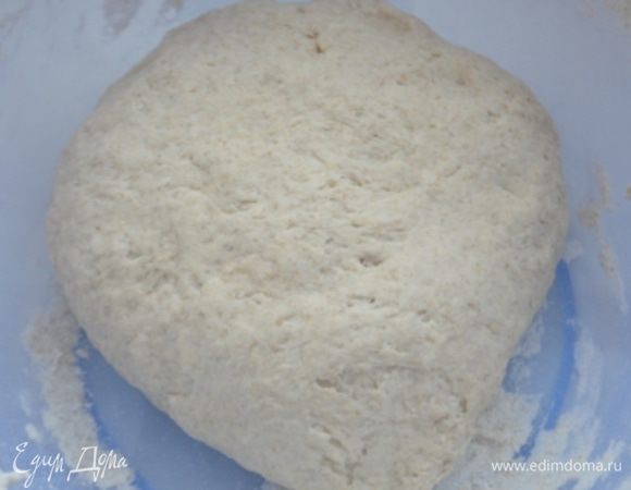 Перенести его на стол и как следует вымесить до гладкости, перенести в миску, накрыть полотенцем и дать постоять 1 час примерно, тесто вырастет вдвое. 