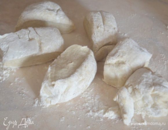 Тесто разрезать на 6 кусочков.