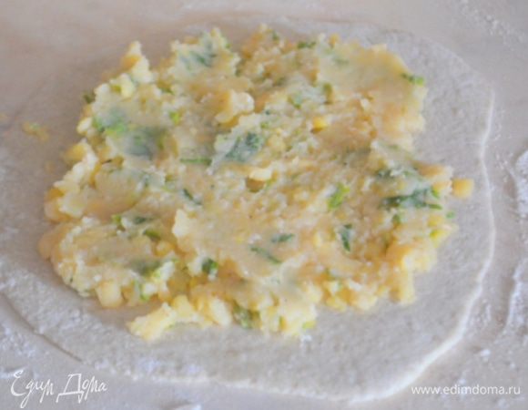 В центр кладем начинку, распределить ее, края оставить нетронутыми, чтобы было легче залеплять.