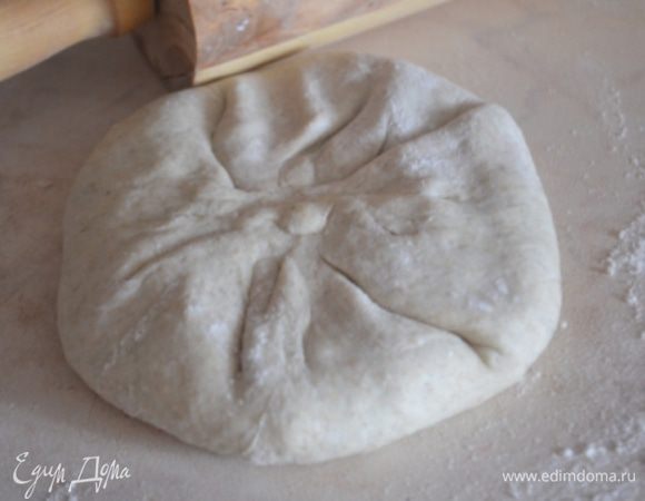 Собрать к центру и слепить концы.