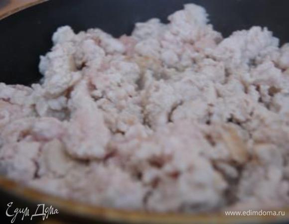 Куриное филе пропустить через мясорубку.  На оливковом масле обжарить куриный фарш.