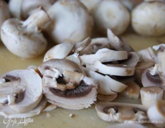 Грибы нарезать дольками.