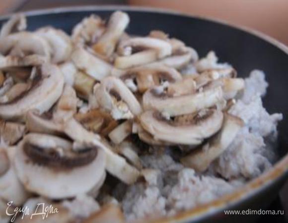 Добавить грибы к фаршу, посолить, тушить 15 минут.