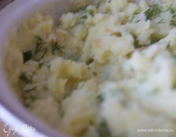 К картофельному пюре добавить зелень.