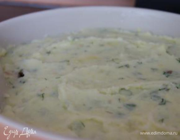 Форму смазать оливковым маслом. Выложить куриное филе с грибами, затем аккуратно распределить картофельное пюре.