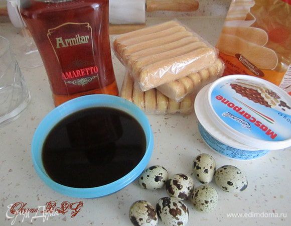 Подготовить все ингредиенты. Сварить крепкий кофе, остудить. Белки отделить от желтков (нам понадобятся только желтки).