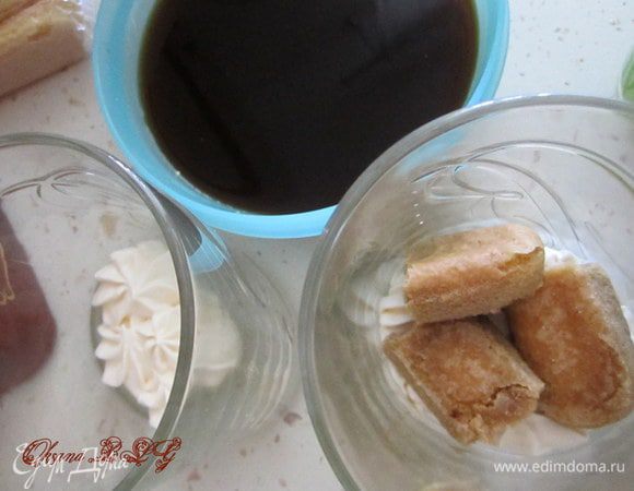 На дно бокала или стакана выложить немного крема, печенье савоярди, обмакнуть в кофе, выложить на крем, так слоями наполнить стакан.