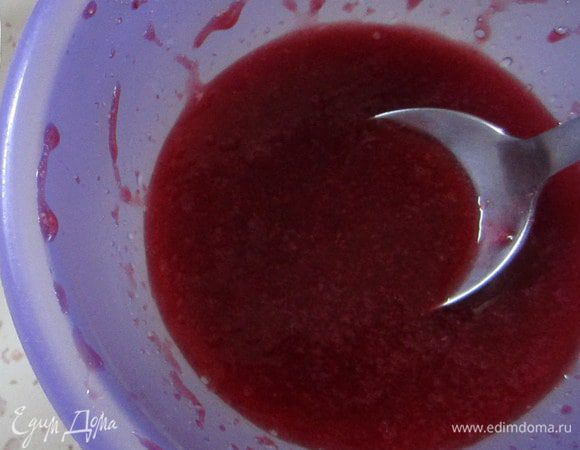 Малину перетереть с сахаром через сито, чтобы убрать косточки. По желанию в малиновый сироп можно добавить немного вина марсала.
Для крема маскарпоне взбить с сахарной пудрой ввести желтки хорошо перемешать. Добавить взбитые белки.
