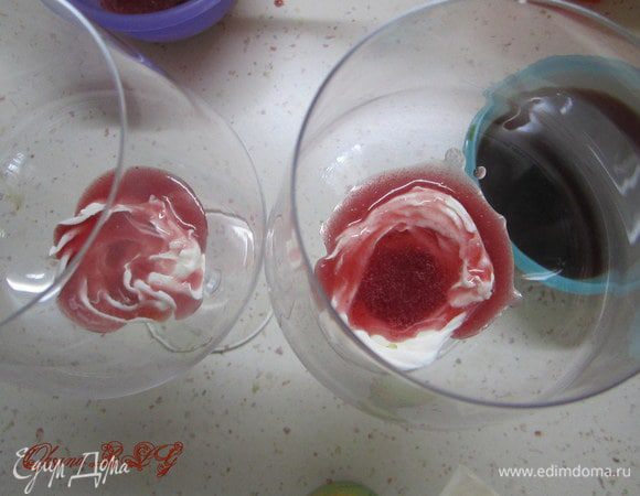 В бокал выложить немного крема, полить малиновым сиропом. Выложить печенье предварительно обмокнув в кофе, повторить слой крема и малины, так заполнить бокал. Посыпать какао. Поставить на 1 час в холодильник.