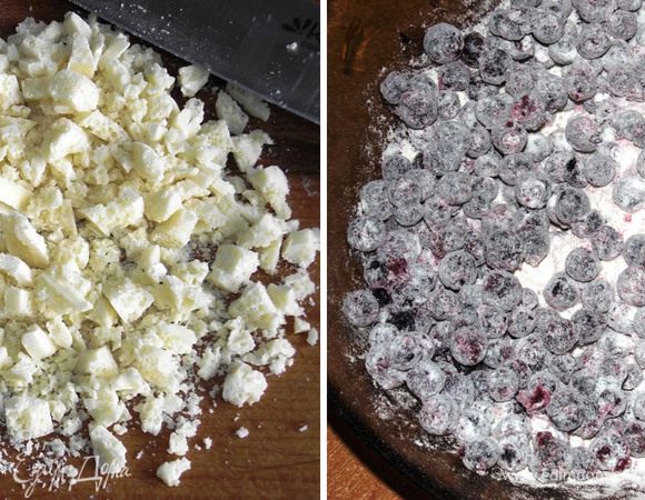 Белый шоколад порубить мелко ножом. Чернику присыпать слегка сахаром и обвалять в муке. Духовку включить на 180 градусов.