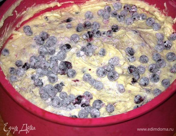 Форму смазываем маслом и выкладываем тесто. Сверху добавляем оставшуюся часть ягод и отправляем в духовку на 30-35 минут. Готовность определяем по сухой палочке.