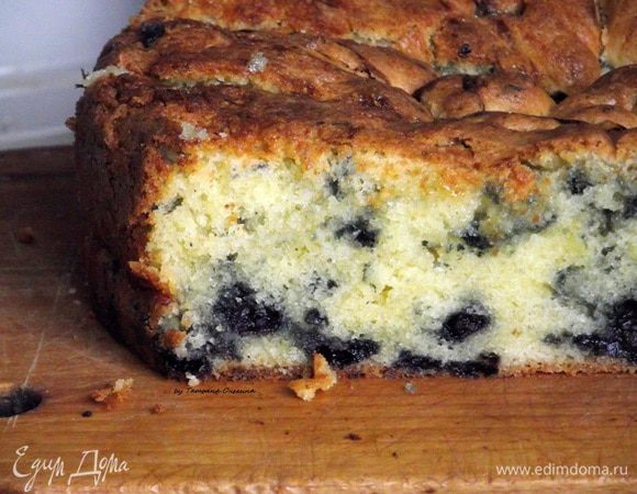 Нарезаем традиционно на квадратики одинакового размера, но если не хотите, воспользуйтесь готовыми формочками для теста — будет тоже интересно. 