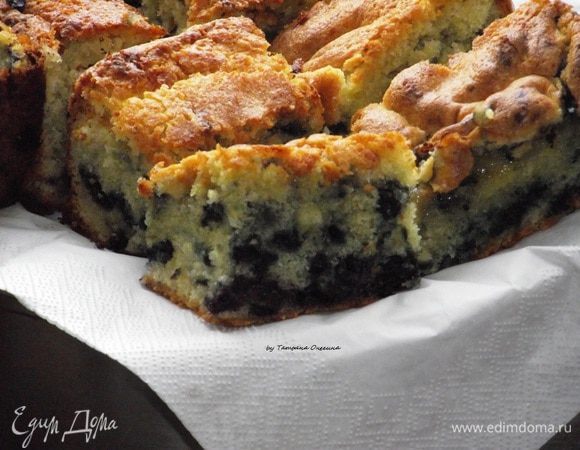 Блонди можно декорировать нежным кремом из сливочного сыра, взбитыми сливками, посыпать хлопьями миндаля или кокоса, сахарной пудрой, полить растопленным шоколадом — все что любите!