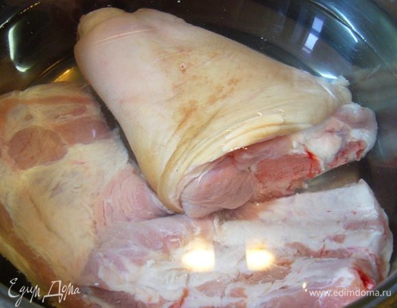 Нут замочить на ночь в холодной воде.
В кастрюлю с водой помещаем пашину и рульку (вода должна быть выше на 2 см). Ставим на огонь, доводим до кипения, снимаем пену. 
