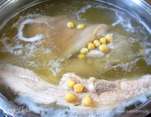 Отправляем в кастрюлю нут. Снова доводим до кипения, убавляем огонь и приоткрываем крышку. Варим не менее 1,5 ч. Но при варке косидо принцип тот, же, что и при варке холодца: чем дольше варим, тем вкуснее получается.