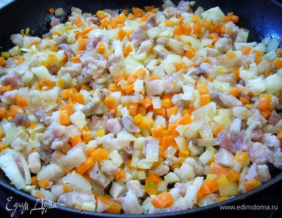 Морковку почистить – порезать кубиками, лук освободить от шелухи, порезать (луковицу взять покрупнее!), чесночок очистить и раздавить плоской стороной ножа. 
Сало порезать.
На оливковом масле потомить сало вместе с луком, морковью, чесноком.
Колбасу режем кубиками, добавляем к поджарке. 
