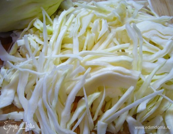 Нарезаем капустку потоньше. Чистим картошку. (У меня была маленькая картошечка, я просто увеличила ее количество и бросала в бульон целиком). Среднюю картошечку режем пополам, большую – на крупные куски.

