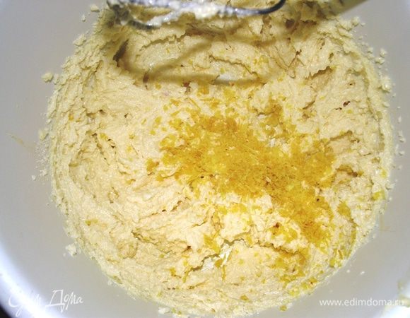 Взбить миксером мягкое сливочное масло в пышный крем , постепенно добавляя сахар и цедру лимона. 