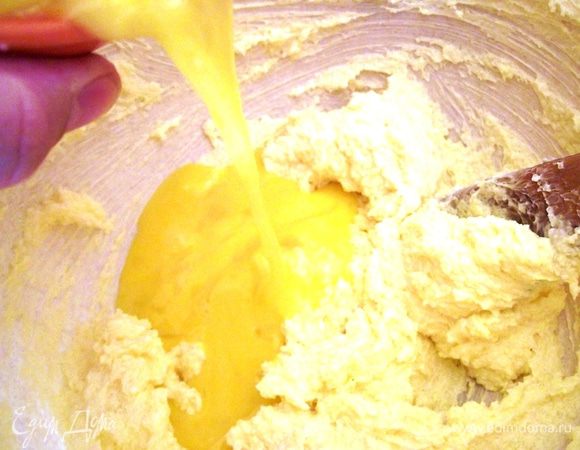 Яйца взбить венчиком и добавить в полученную массу.