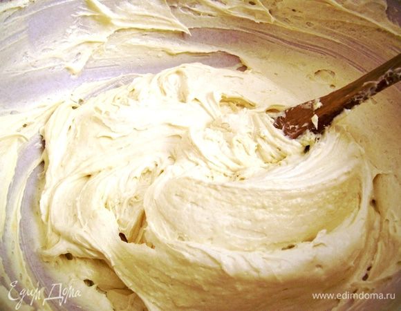 Взбивать, постепенно увеличивая скорость до максимальной, примерно 5-6 минут: крем должен заметно увеличиться в объеме, стать пышным. Разрыхлитель перемешать с мукой. Добавить ванильную эссенцию и соединить жидкую основу с просеянной мукой.