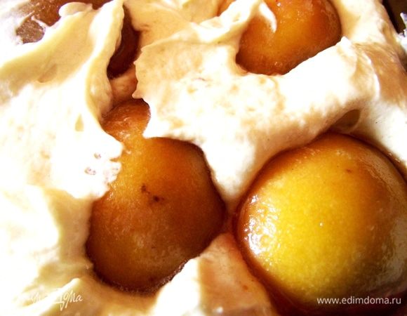 Персики отправляем на сито и даем полностью стечь коньяку. 
Полученную мягкую, но не жидкую массу переложить в смазанную маслом форму диаметром 24 см или в несколько форм поменьше, сверху выложить половинки персиков.
