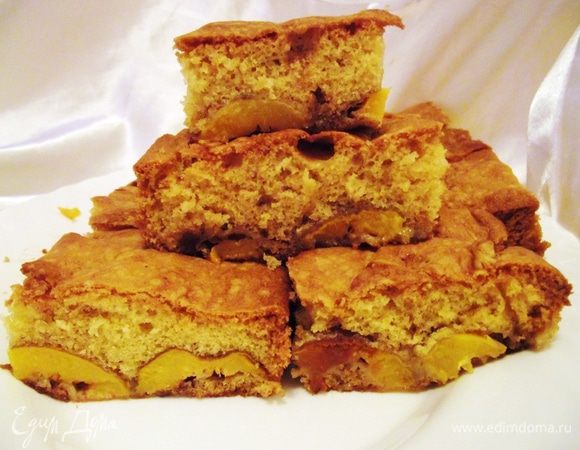 Выпекаем в духовке, предварительно нагретой до 180 градусов, примерно 30-35 минут или до тех пор, пока верх не зарумянится и зубочистка не выйдет сухой из центра. Вынуть из духовки, сбрызнуть оставшимся соком с коньяком, дать постоять в форме минут 10-15.

Украсить кекс можно растопленным шоколадом, сливочным кремом или масляным кремом, присыпать хлопьями миндаля, кокоса или сахарной пудрой. 