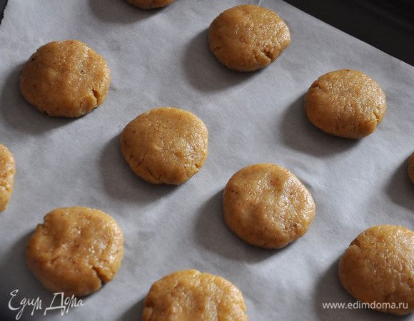 Орехи помолоть. Масло размягчить. Все смешать. Скатать в шар, завернуть в пленку и положить в хол-к на 30 минут. Отщипывать руками кусочки, катать шарики и приплюскивать слегка. 